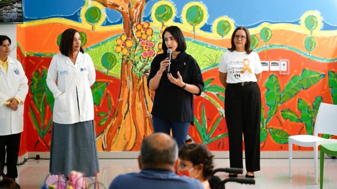 Primera dama Raquel Arbaje comparte con niños y adolescentes con cáncer en la Unidad Oncopediátrica Uniendo Voluntades