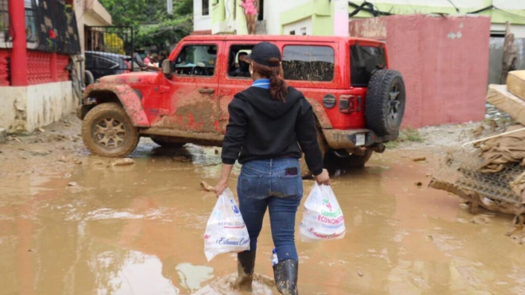 Gobierno asiste a familias afectadas por inundaciones en Puerto Plata, María Trinidad Sánchez, Espaillat y Samaná