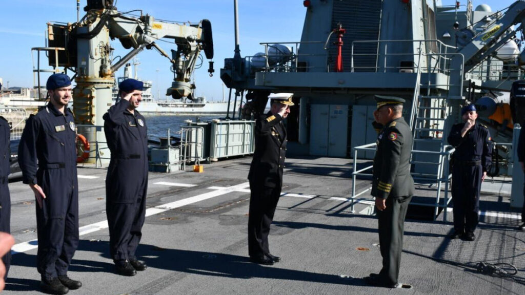 Ministro de Defensa visita base naval en Lisboa