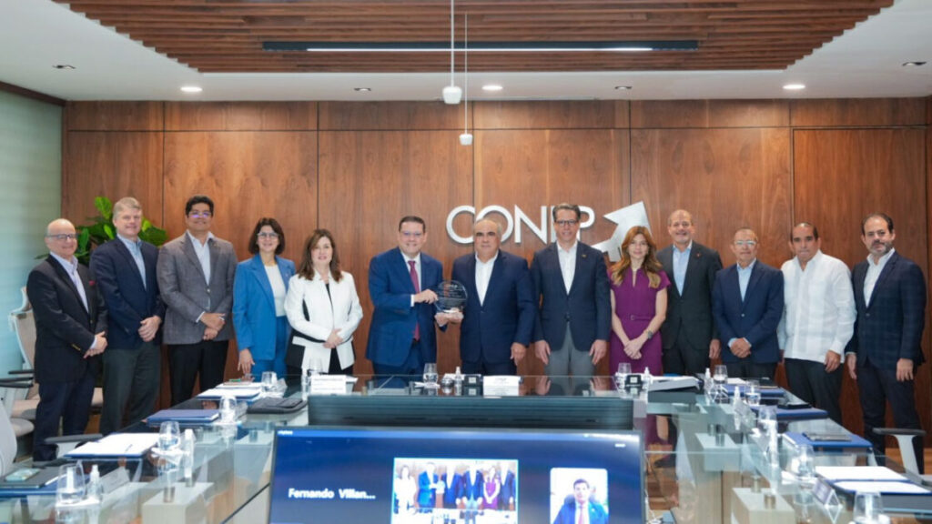 Conep reconoce a Sanz Lovatón por su gestión al frente de Aduanas