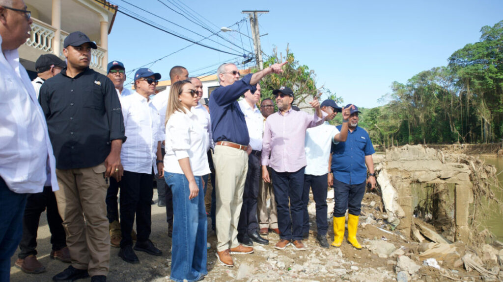 Presidente Abinader visita zonas impactadas por inundaciones en Gaspar Hernández; ordena intervención integral y compensaciones para afectados