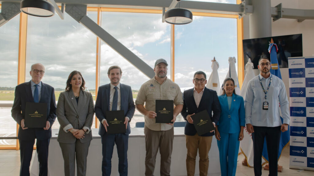 Medio Ambiente y Aerodom firman carta de intención para promover proyecto piloto de carbono azul