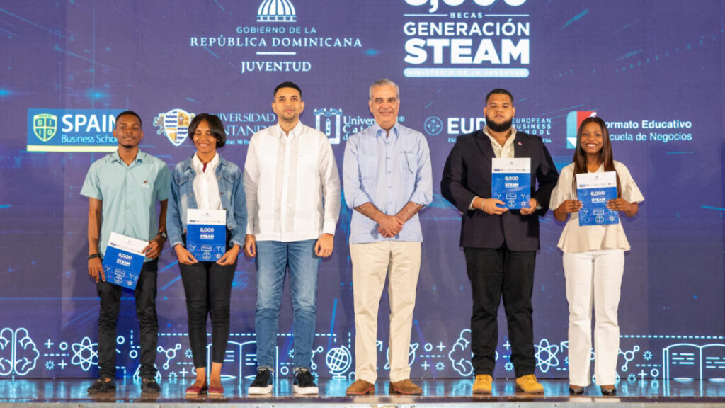 Presidente Abinader entrega 8,000 becas del programa Generación STEAM para fortalecer la formación de jóvenes dominicanos