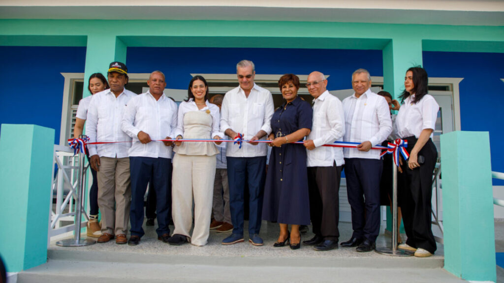 Presidente Abinader inaugura centro educativo inicial reconvertido para 175 niños y honra legado de Nelsy Cruz, en Montecristi
