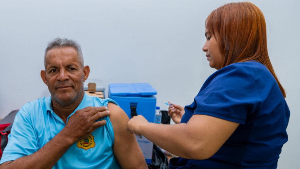 Migración realiza jornada de vacunación contra hepatitis B en el Centro de Interdicción de Haina
