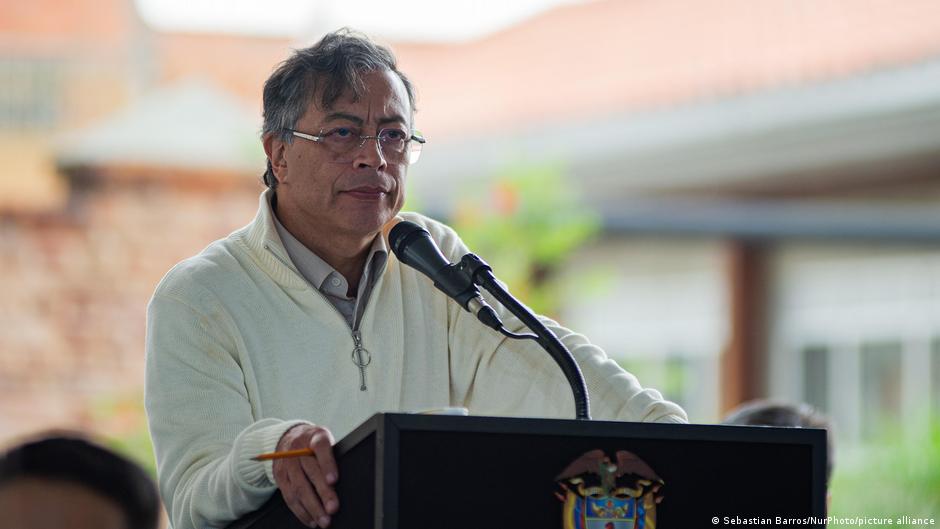 Petro denuncia posible bombardeo de Ecuador en la frontera