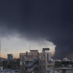 Ataque contra instalaciones petroleras cubre Teherán de humo