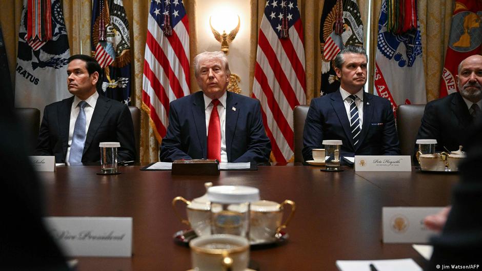 Trump amenaza con destruir terminal petrolera de Irán