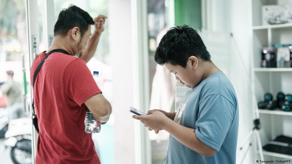 Indonesia comienza a prohibir redes sociales a menores de 16