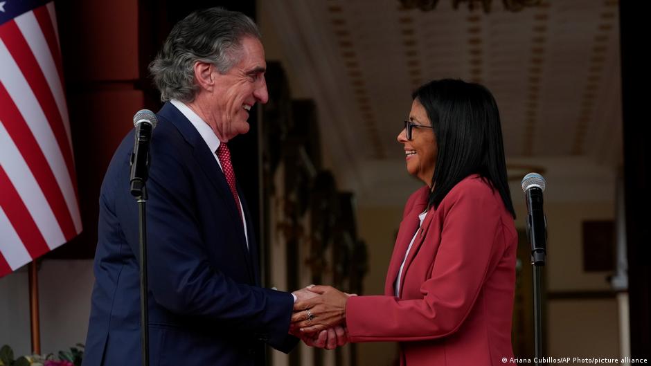 Venezuela retoma sus sedes diplomáticas en EE.UU.