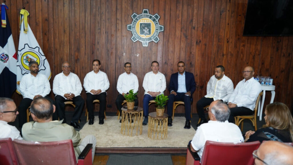 Ministro Ito Bisonó reiteró en Adepe que desde Mivhed exploran el modelo de vivienda progresiva para ampliar acceso a techo propio