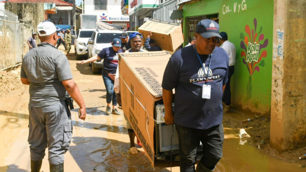 Dasac implementa segunda fase del protocolo de emergencia con la entrega de electrodomésticos, enseres y raciones crudas en Gaspar Hernández