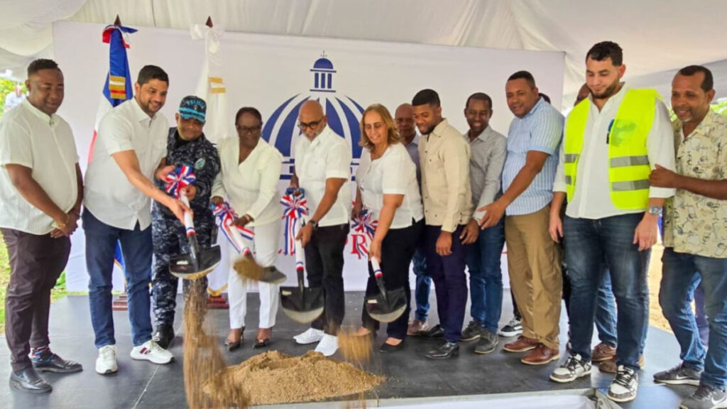 Dirección de Desarrollo Provincial inaugura centro comunal e inicia construcción de estación policial en San Cristóbal