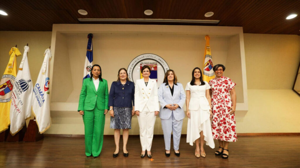 Vicepresidenta Raquel Peña encabeza graduación de 116 empresarias del programa MujerEs Avanza