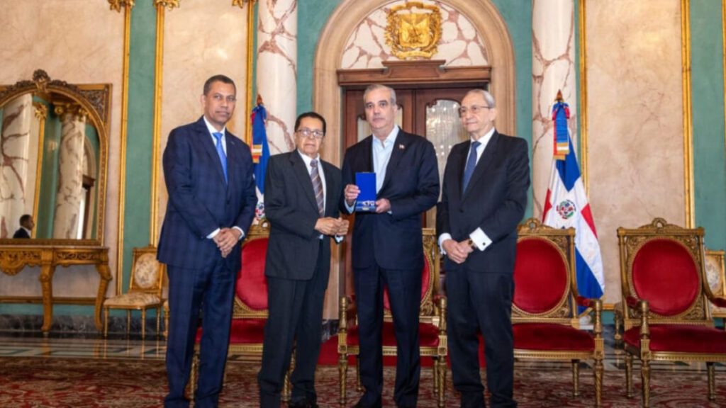 Presidente Abinader concede condecoración póstuma al periodista Orlando Martínez Howley con la Orden del Mérito Duarte, Sánchez y Mella