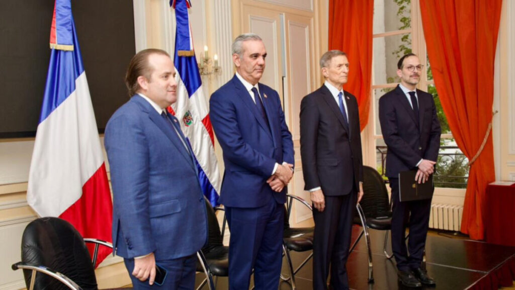 Presidente Abinader comparte con dominicanos en París y asegura que el Gobierno continuará brindando ayuda y oportunidades a la diáspora