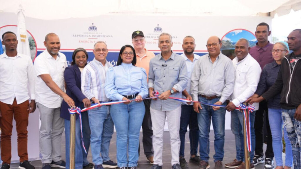 Gobierno entrega proyectos de electrificación rural con inversión superior a RD 56 millones en Elías Piña