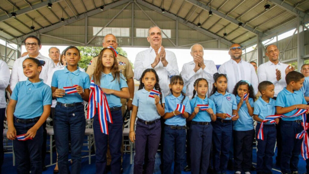 Presidente Abinader fortalece espacios deportivos escolares con inauguración de cancha techada en Centro Educativo Blanca Mascaró de Licey al Medio