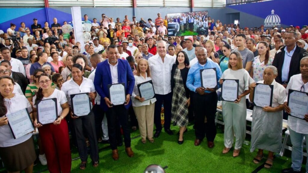Presidente Abinader entrega 1,025 títulos de propiedad en Hato del Yaque