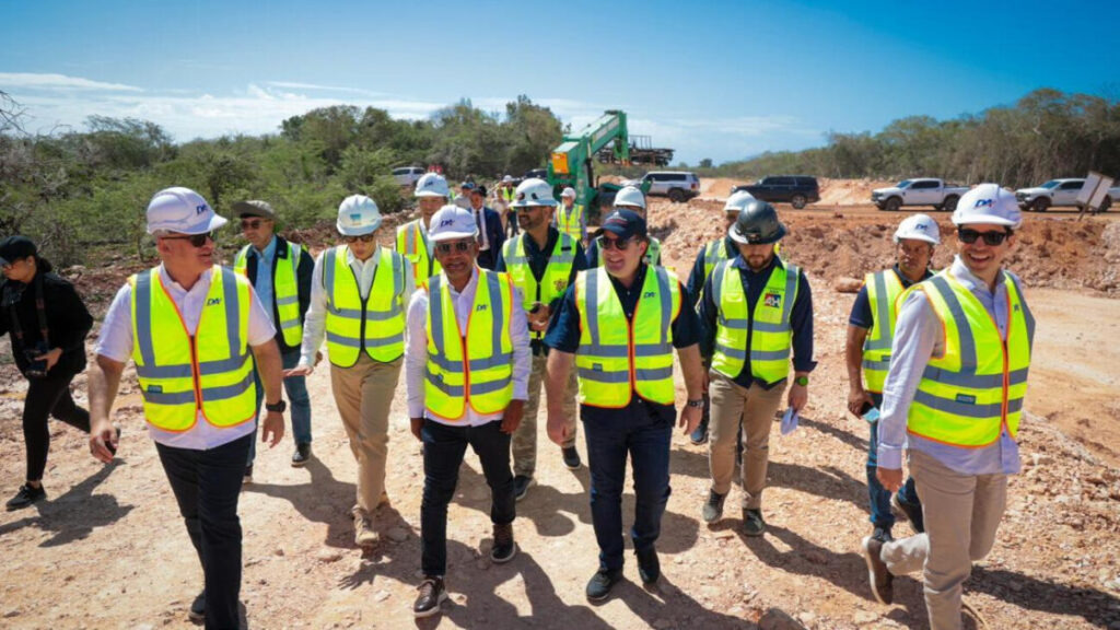 Ministro  Paliza recorre construcción del Aeropuerto Internacional Cabo Rojo; avanza conforme al cronograma     Junto al Departamento Aeroportuario se constató los avances en el campo aéreo, que conforman la pista de aterrizaje, que está en fase de inicia