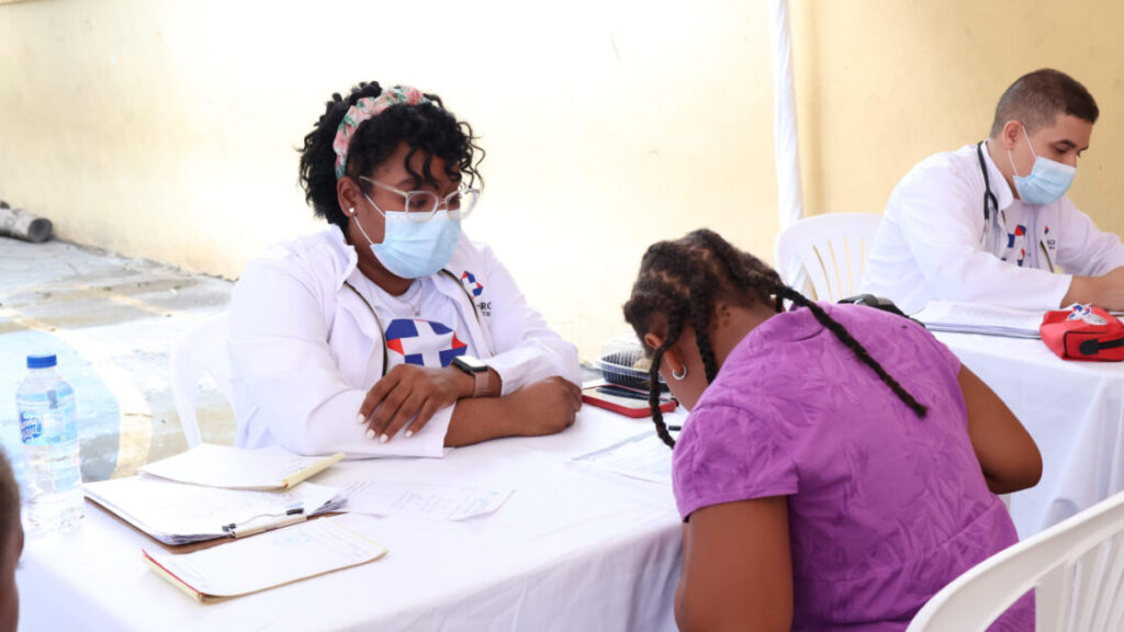 Gobierno realiza jornada asistencial en La Romana y comienza acondicionamiento de viviendas