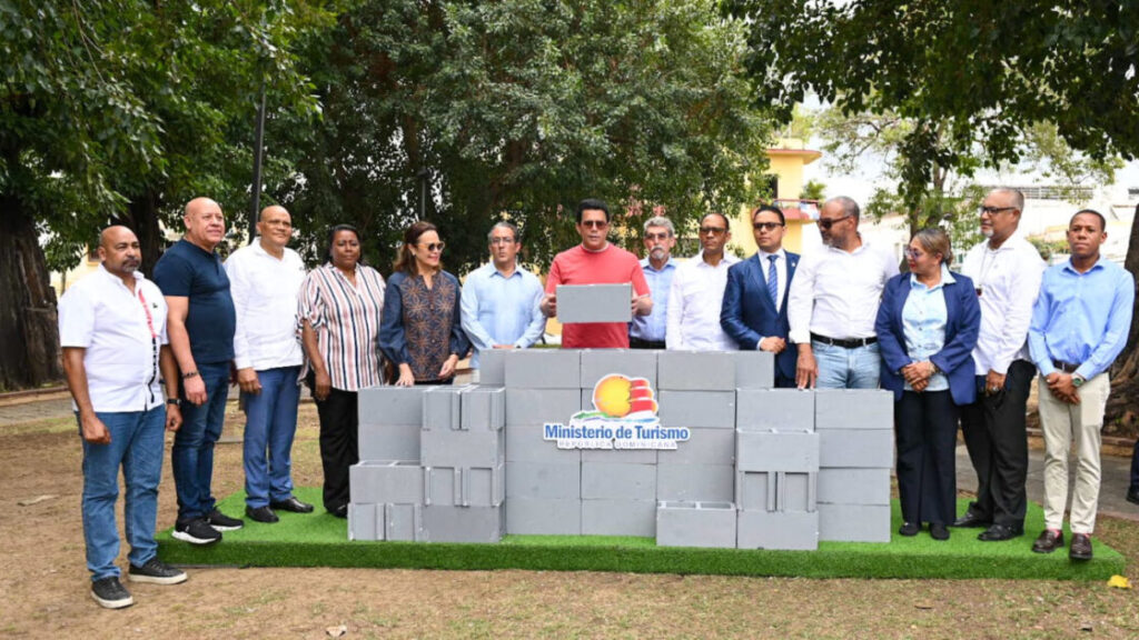 Ministro de Turismo deja iniciados trabajos de revitalización del parque San Miguel y su entorno