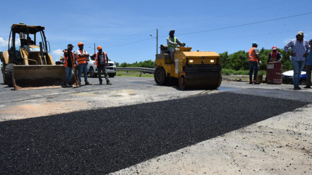 Caasd asfalta 5,000 metros cuadrados en el Gran Santo Domingo en primeros dos meses de 2026