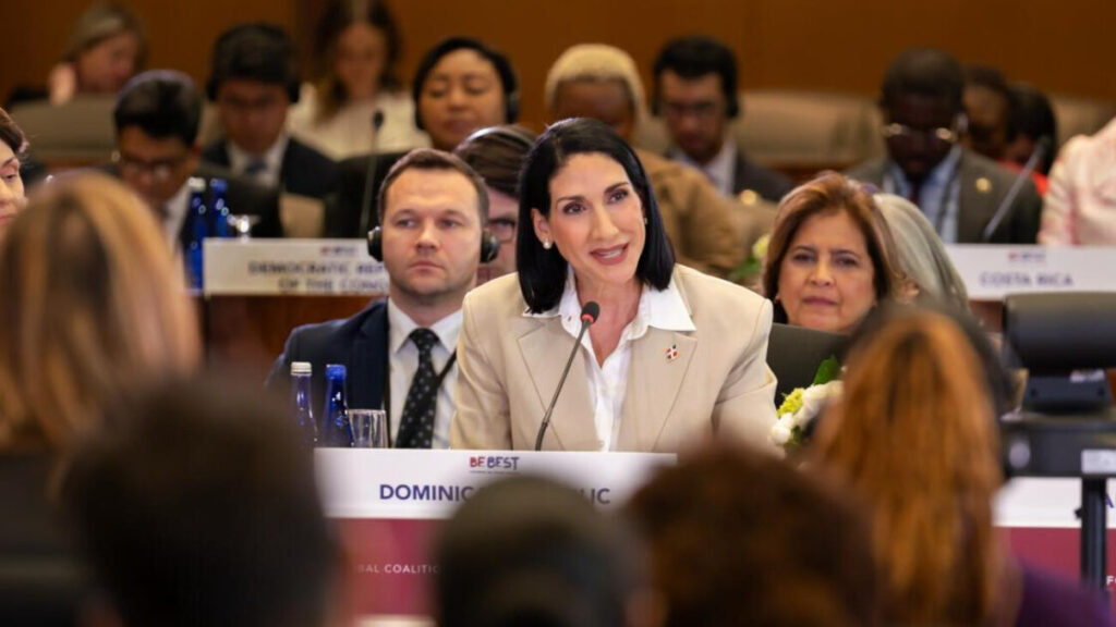 Primera dama RD @RaquelArbaje expone en Washington sobre los avances del país en tecnología educativa