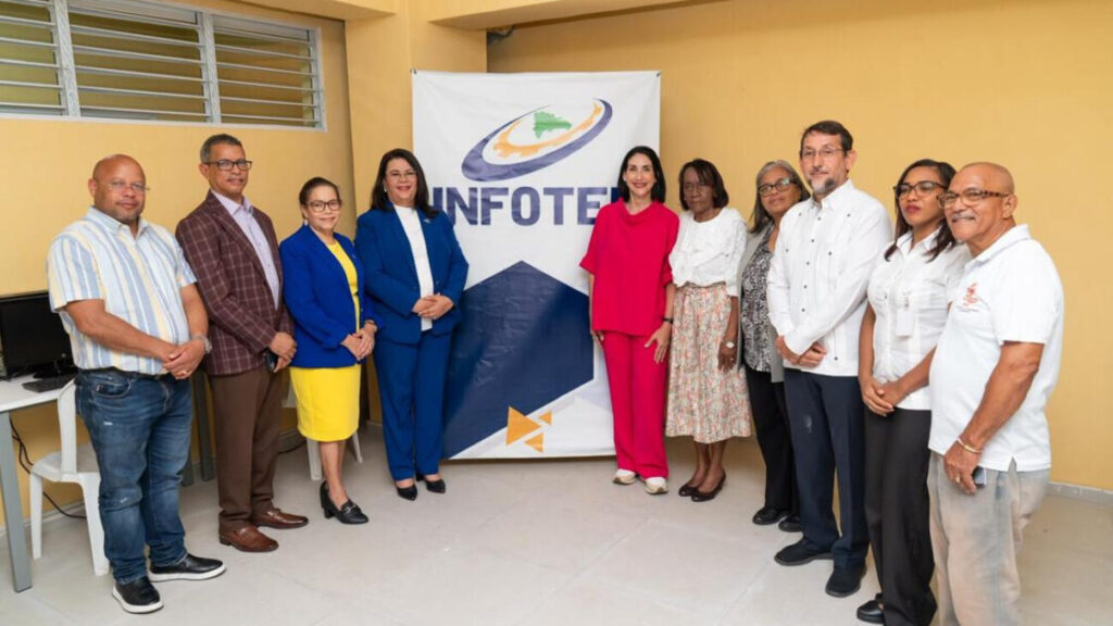 Primera dama inaugura aulas de Belleza e Informática equipadas por Infotep en Ensanche Capotillo