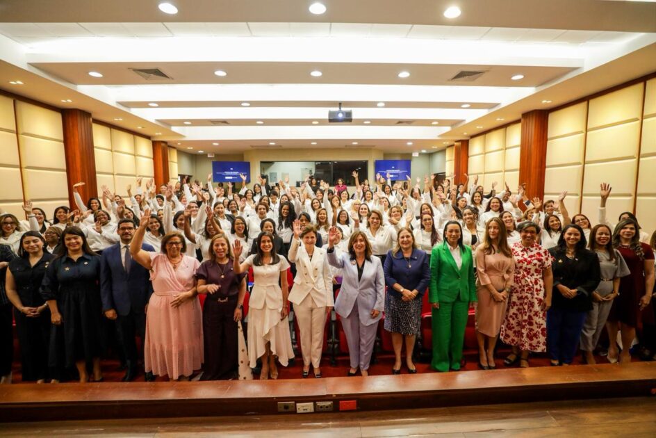 Raquel Peña encabeza graduación de 116 empresarias del programa MujerEs Avanza