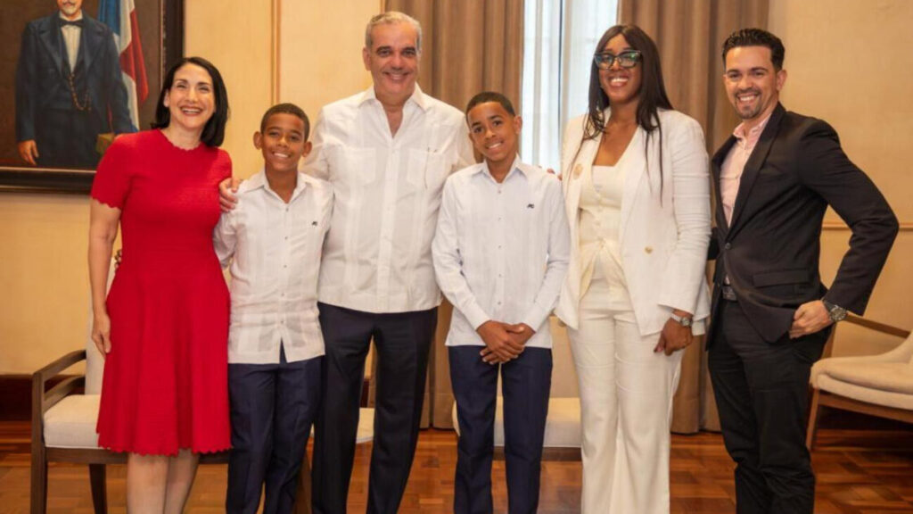 Presidente Luis Abinader recibe al destacado estudiante Hensel Aquino García, apodado “Pico de Oro” por su elocuencia y seguridad al expresarse