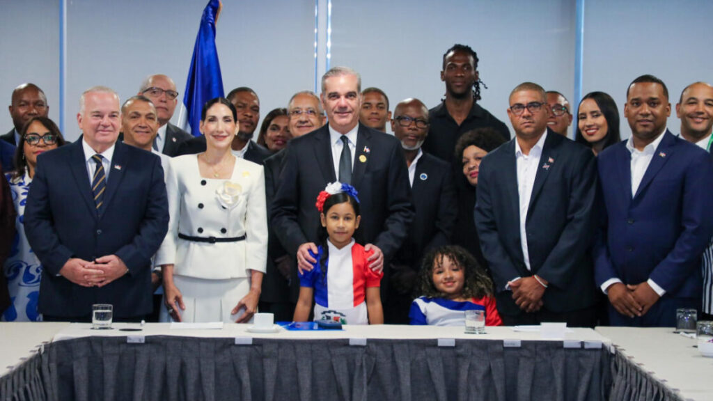 Presidente Abinader se reúne con dominicanos en Chile y destaca oportunidades por buenas relaciones con Kast