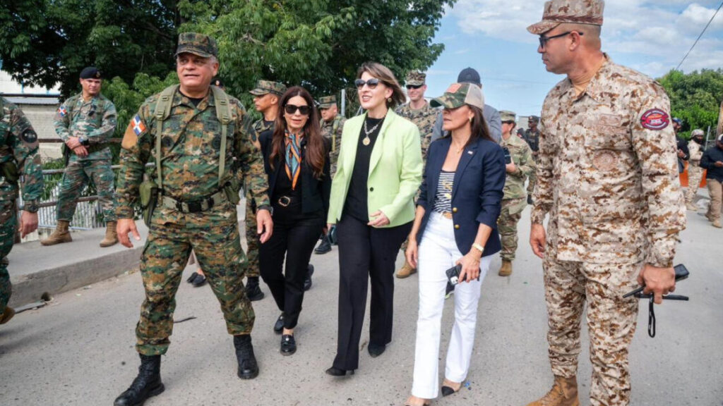 Ministro de Defensa y embajadora de Estados Unidos realizan recorrido por la zona fronteriza de Dajabón