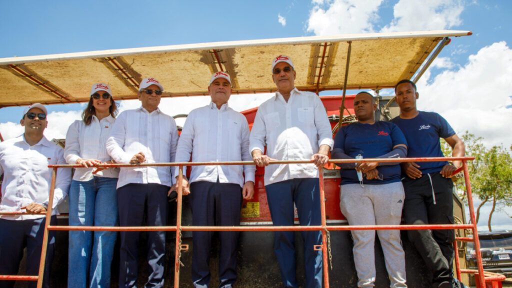 Presidente Abinader visita finca de Productos Linda y destaca la mecanización como clave del presente y futuro de la agricultura dominicana