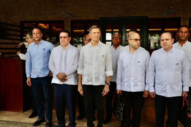 Diplomáticos Roberto Álvarez @USEmbassyHaiti y Estados Unidos se reúnen en la frontera para abordar desarrollo fronterizo y crisis haitiana