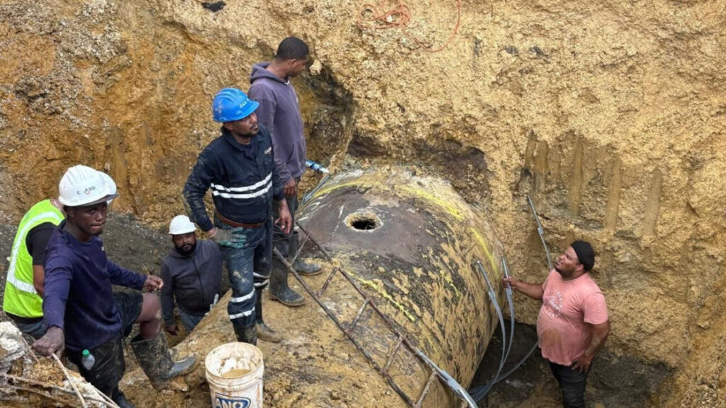 Camión perforador provoca avería en línea de impulsión y obliga cierre del acueducto Oriental