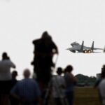 EE.UU. rescata con vida al piloto de avión derribado en Irán