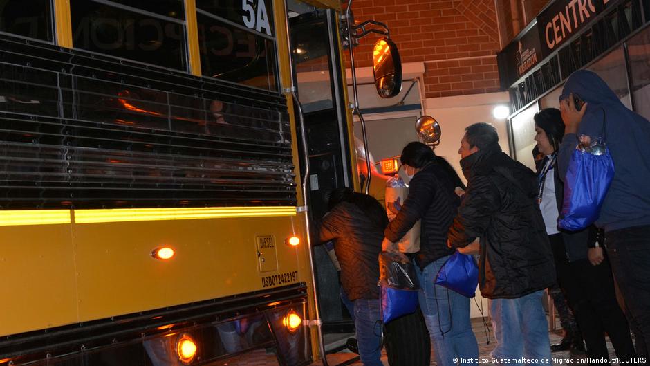 ¿Por qué 16 latinos fueron deportados por EE. UU. a África?