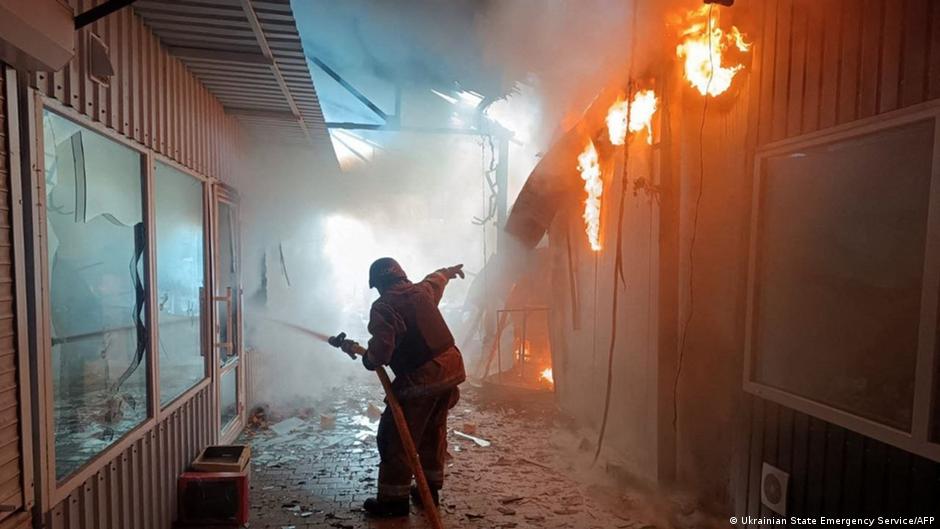 Ataque ruso deja cinco muertos en un mercado en Ucrania