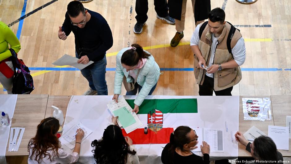 Cierran las mesas de votación en elecciones de Hungría