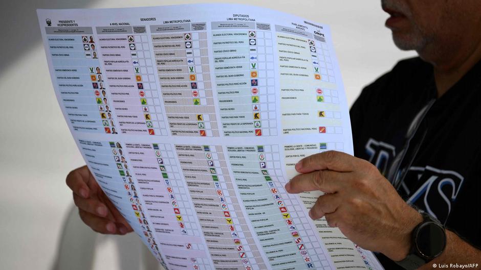 Miles de peruanos votan un día después de las elecciones