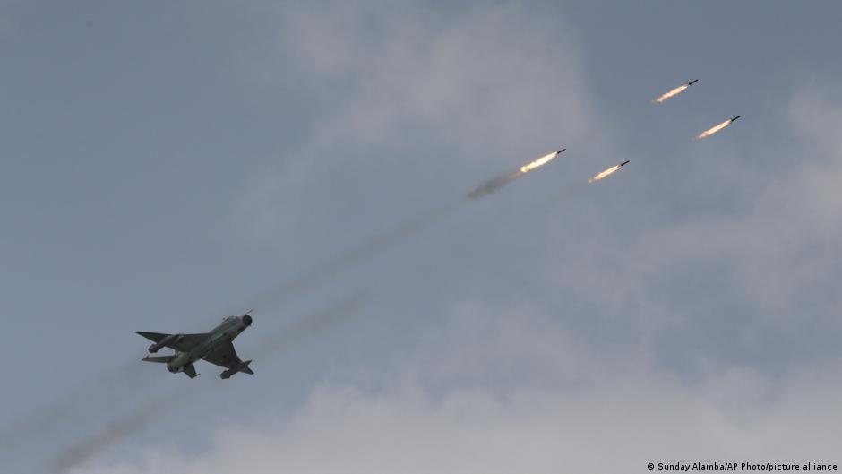 Más de 100 muertos en bombardeo contra un mercado en Nigeria