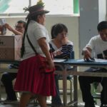 Perú extiende votación al lunes en mesas que no abrieron