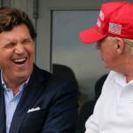 Tucker Carlson admite que apoyar a Trump “le atormenta”