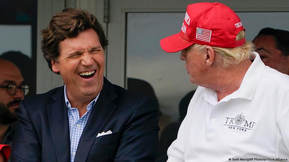 Tucker Carlson admite que apoyar a Trump “le atormenta”