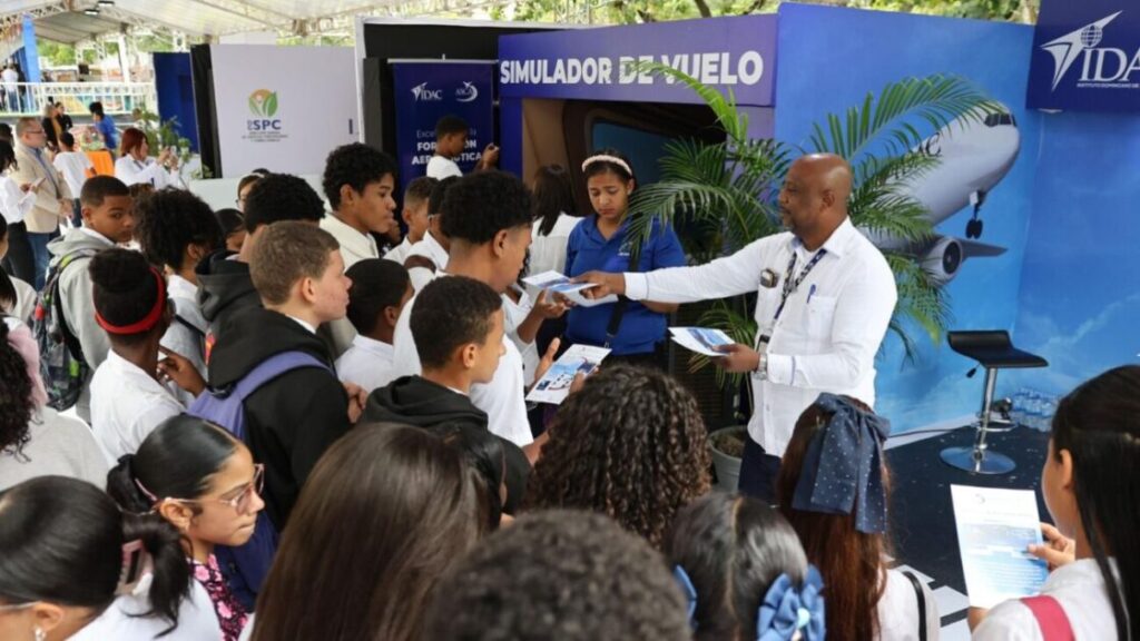 Más de 10,000 estudiantes viven experiencia del simulador de vuelo en la Feria Regional del Libro y la Cultura del Cibao 2026 