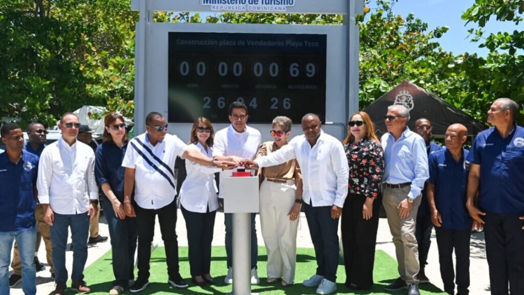 Gobierno inicia construcción de plaza de vendedores en playa Teco, Puerto Plata 