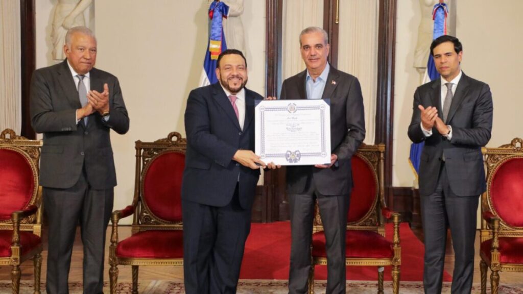 Presidente Abinader condecora de manera póstuma al expresidente Ulises Francisco Espaillat