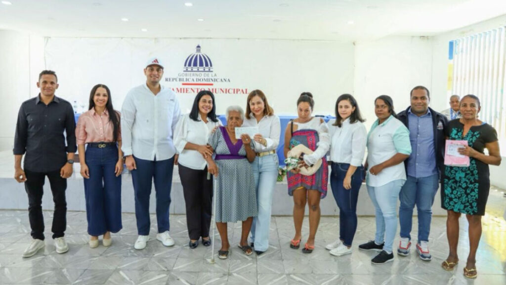 Gobierno entrega “Bono de Emergencia” a familias afectadas por lluvias en María Trinidad Sánchez