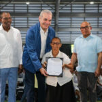 Presidente Abinader inicia entrega de títulos de propiedad de la parcela 1-B del sector Los Guandules